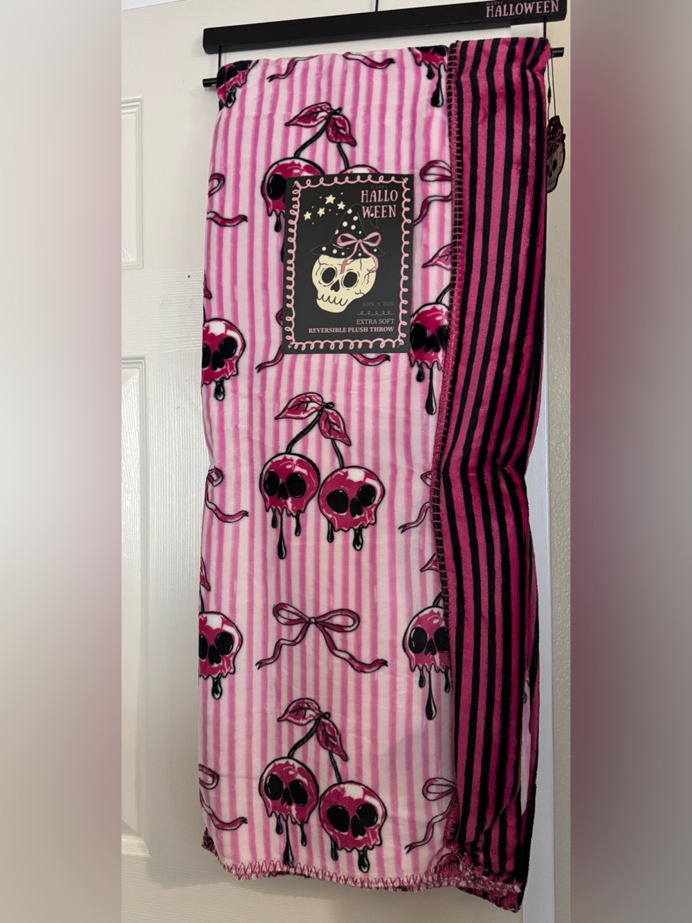 Cherry skull reversible throw 50x70  BNWT